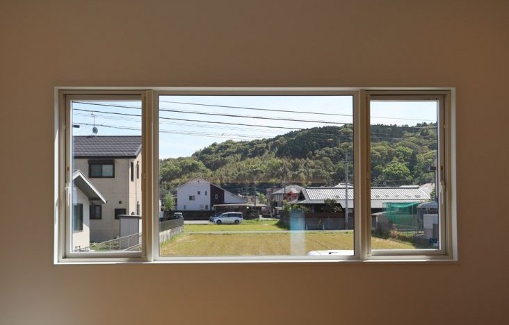 窓からの田園風景