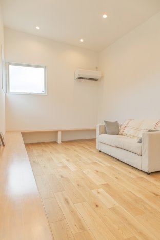 造作のベンチカウンター