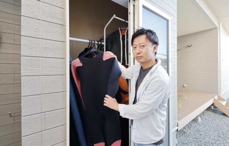 広い庭とサーファーズテイストの平屋で叶えた「遊びに本気」な暮らし