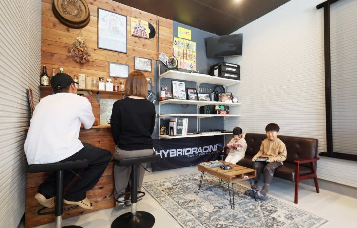 自作カウンターで極上の1杯を。車とお酒を愛するDIYガレージのある暮らし。